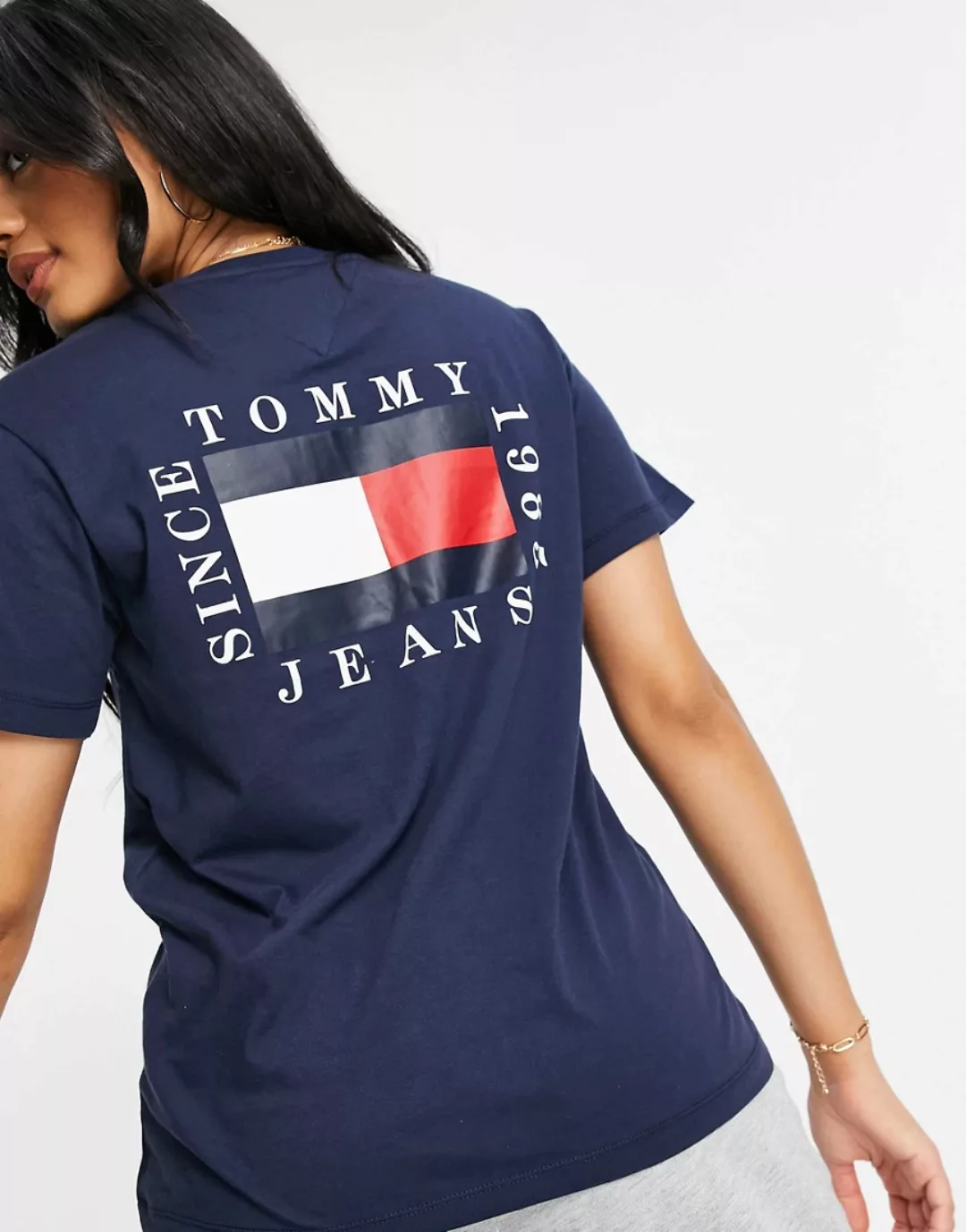 Tommy Jeans – T-Shirt mit Flaggenlogo hinten in Marine-Marineblau günstig online kaufen