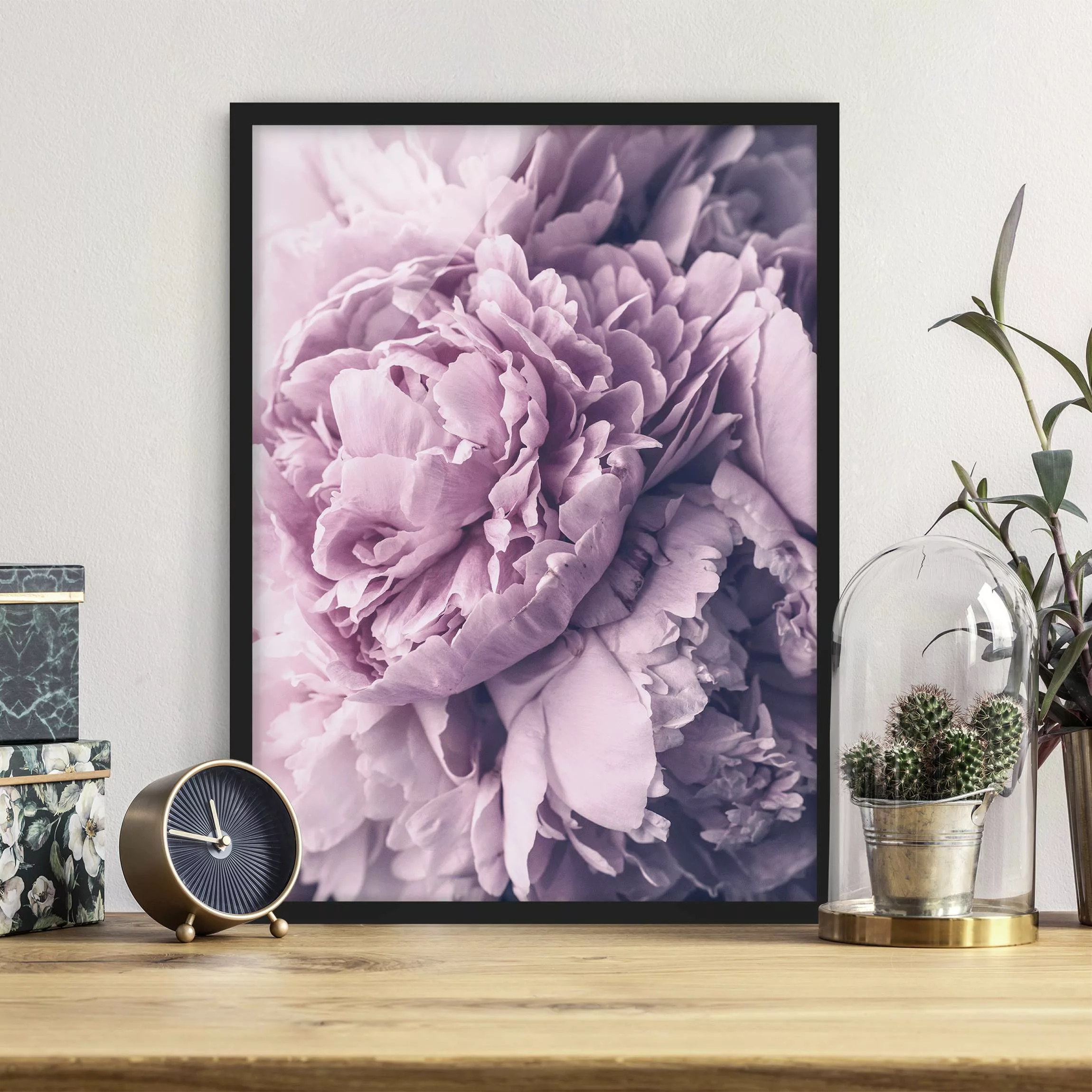 Bild mit Rahmen Blumen - Hochformat Lila Pfingstrosenblüten günstig online kaufen