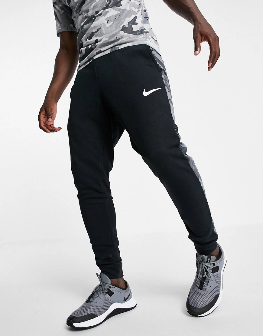 Nike Training – Schmal zulaufende Jogginghose mit Military-Muster in Schwar günstig online kaufen