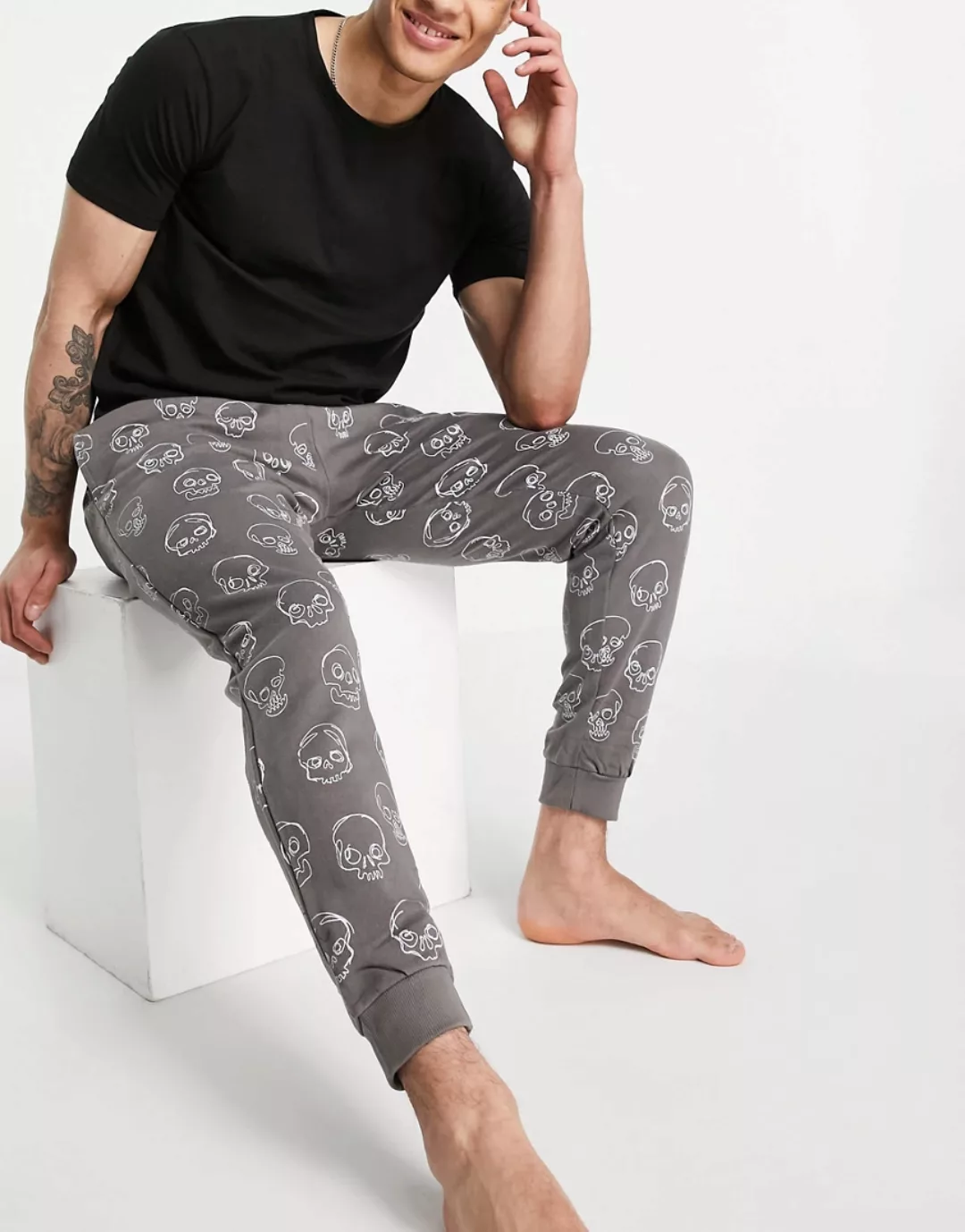 Bolongaro Trevor – Pyjama-Set mit Totenkopf-Print in Kritzel-Optik-Schwarz günstig online kaufen