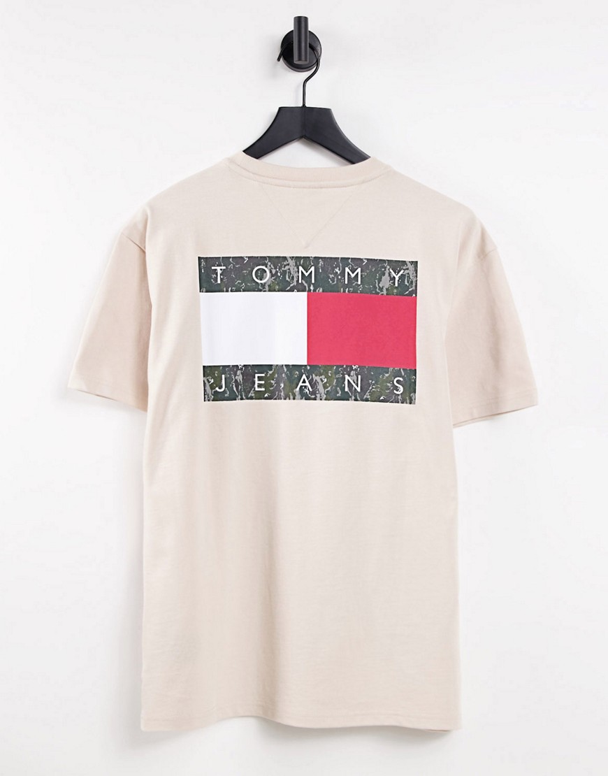 Tommy Jeans – T-Shirt in Steingrau mit Flaggen-Schriftzug-Logoprint im Mili günstig online kaufen