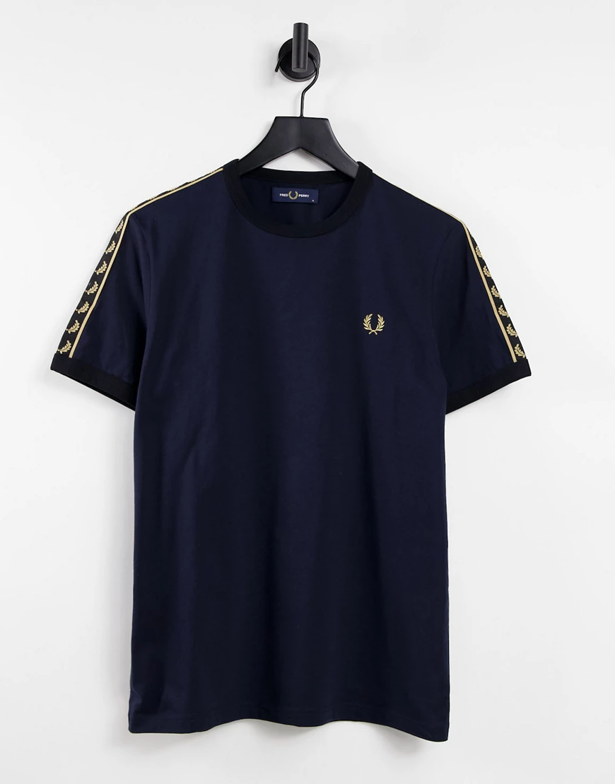 Fred Perry – Ringer-T-Shirt in Marineblau mit goldfarbenen Zierstreifen günstig online kaufen