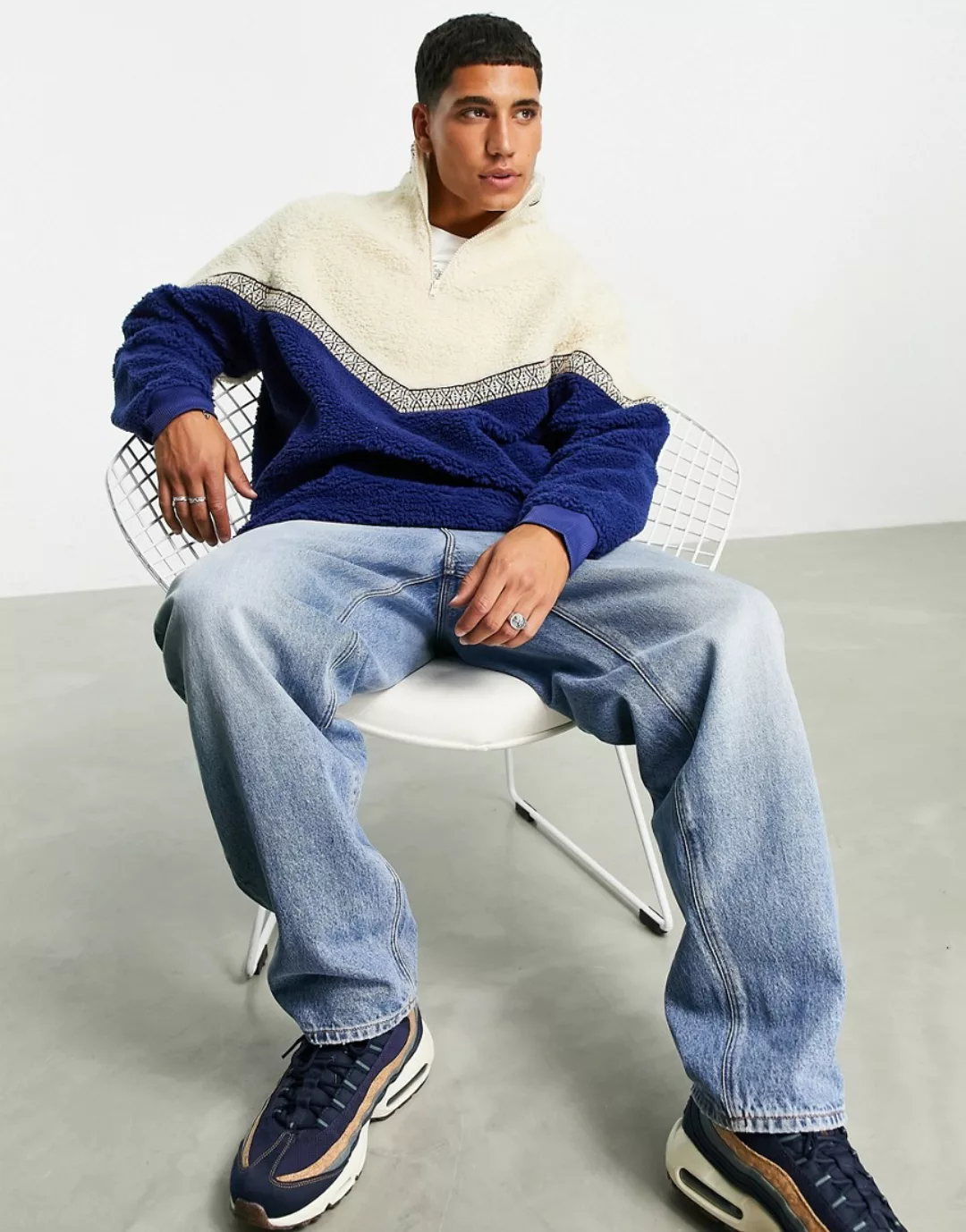 ASOS DESIGN – Oversize-Sweatshirt aus Teddyfell mit Chevron-Detail-Mehrfarb günstig online kaufen