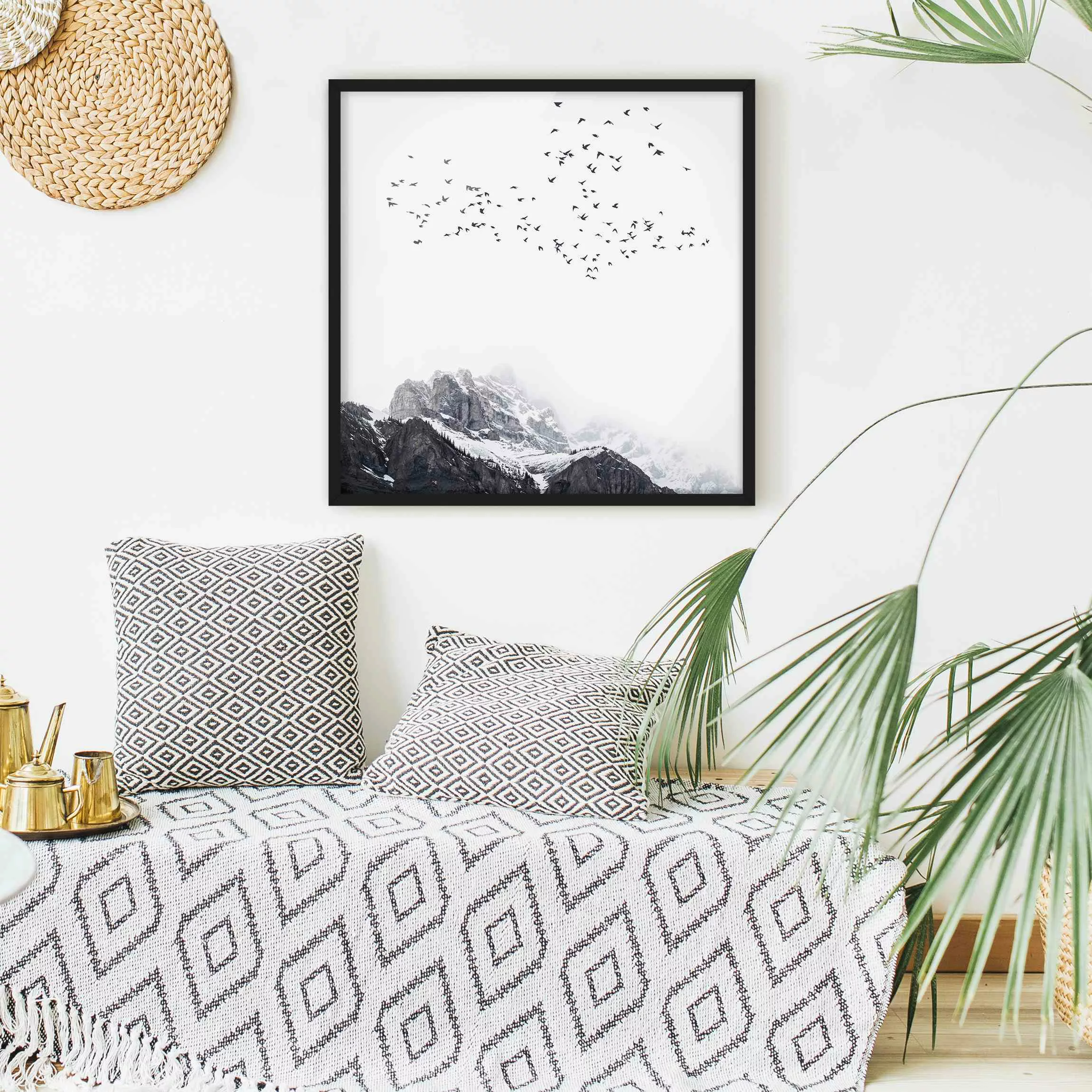 Bild mit Rahmen Vogelschwarm vor Bergen Schwarz Weiß günstig online kaufen