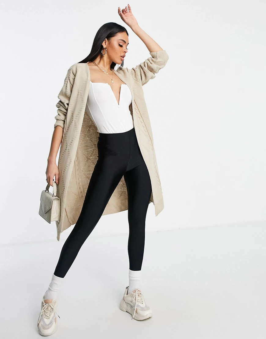 Unique21 – Lang geschnittene Strickjacke in Stein mit Zopfmuster-Neutral günstig online kaufen