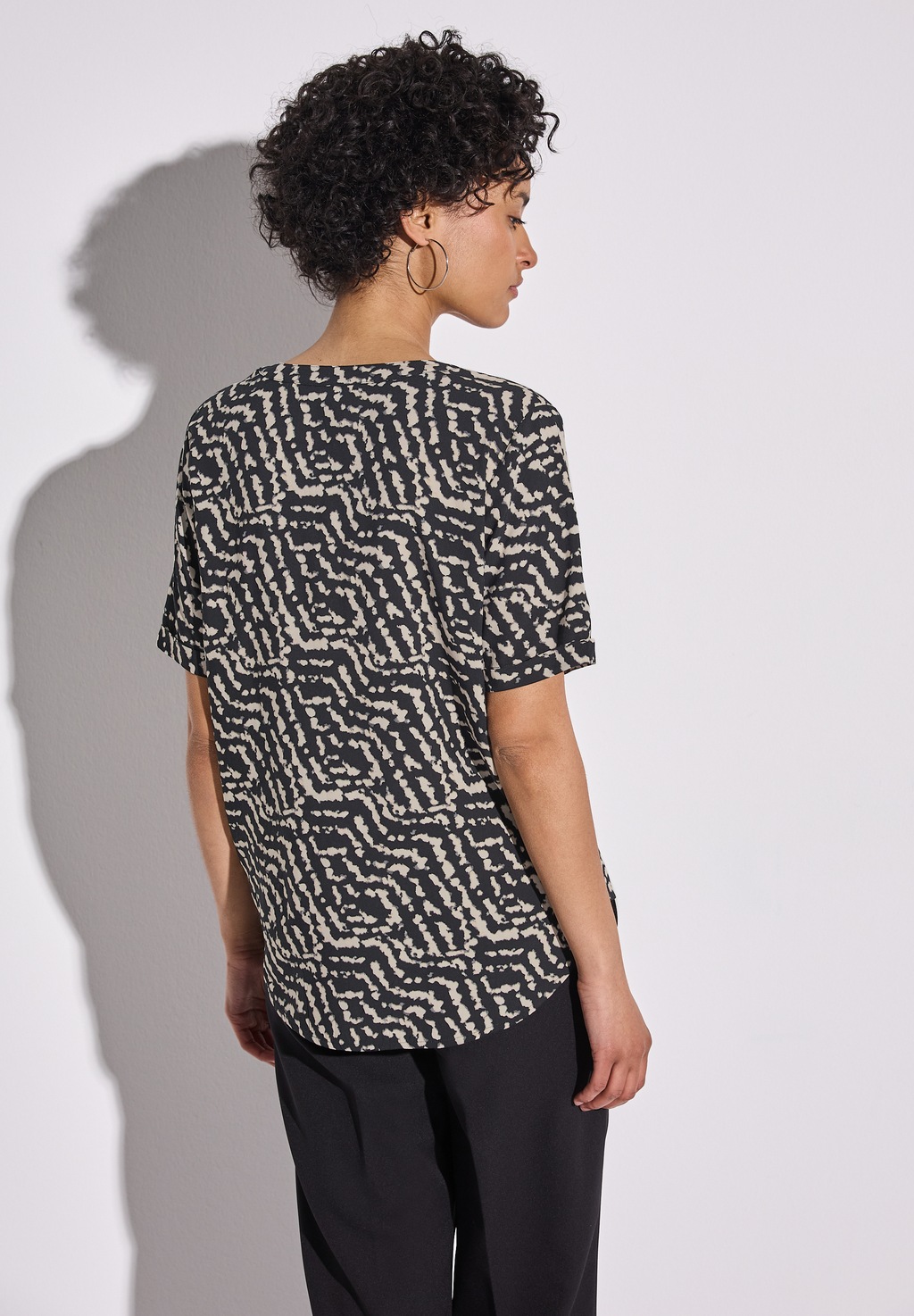 STREET ONE Shirtbluse, mit geschlitztem Rundhalsausschnitt günstig online kaufen