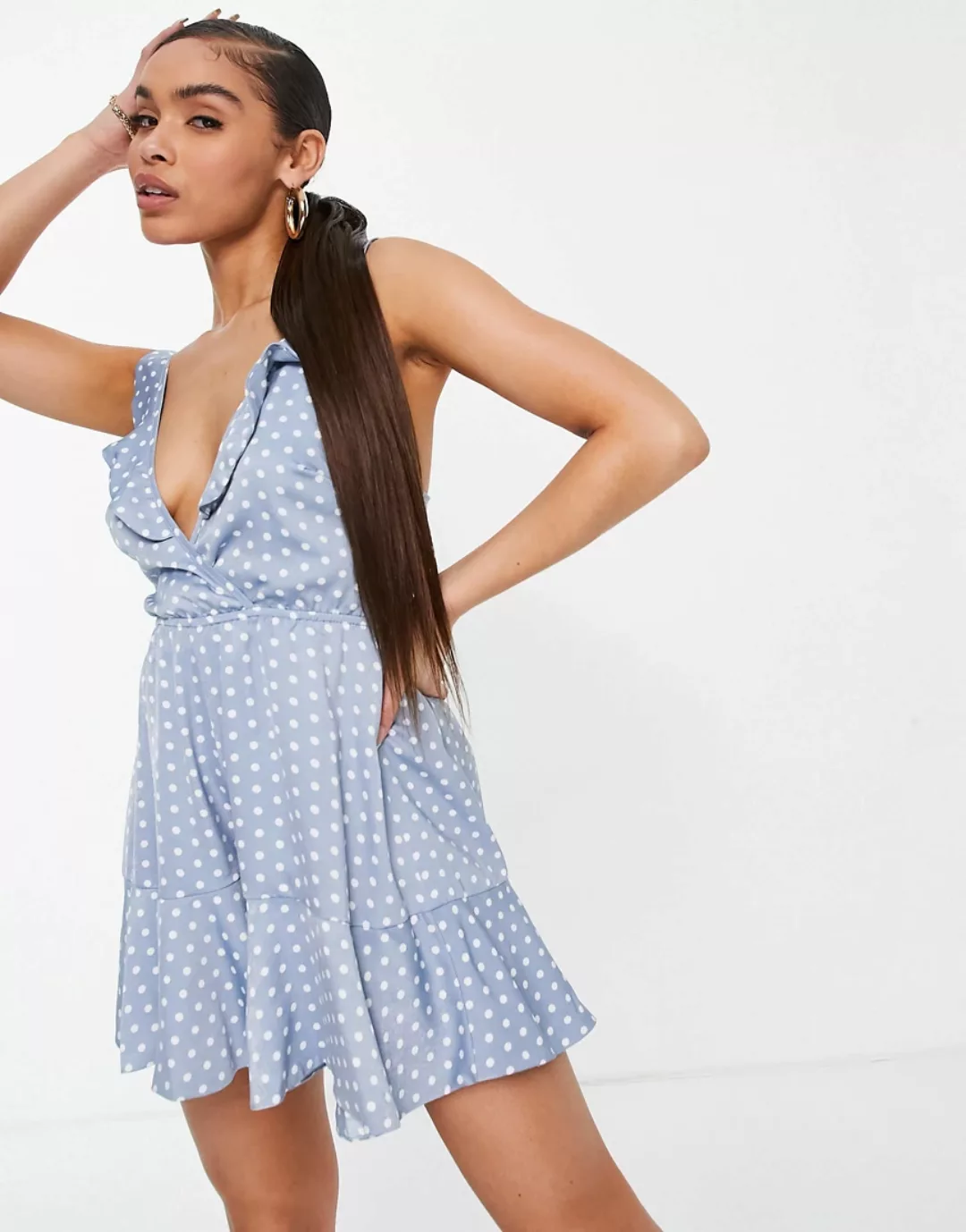 NA-KD – Playsuit mit Rüschendetail und Punktemuster in Blau günstig online kaufen