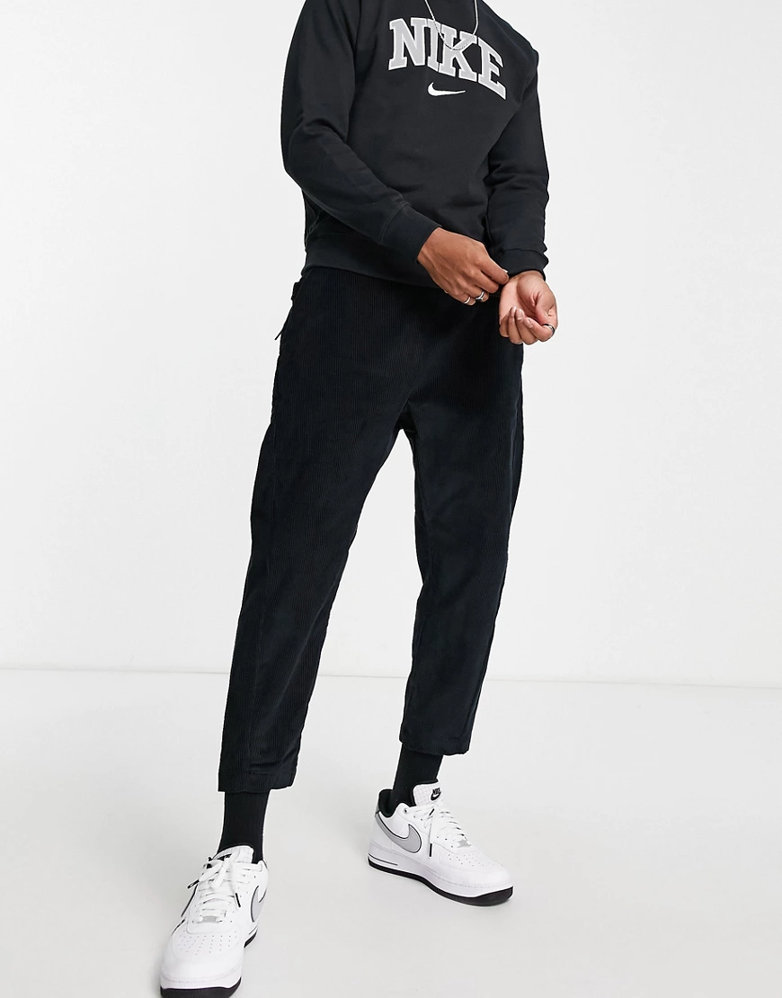 Nike – Schmal zulaufende Cordhose mit kurzem Schnitt in Schwarz günstig online kaufen