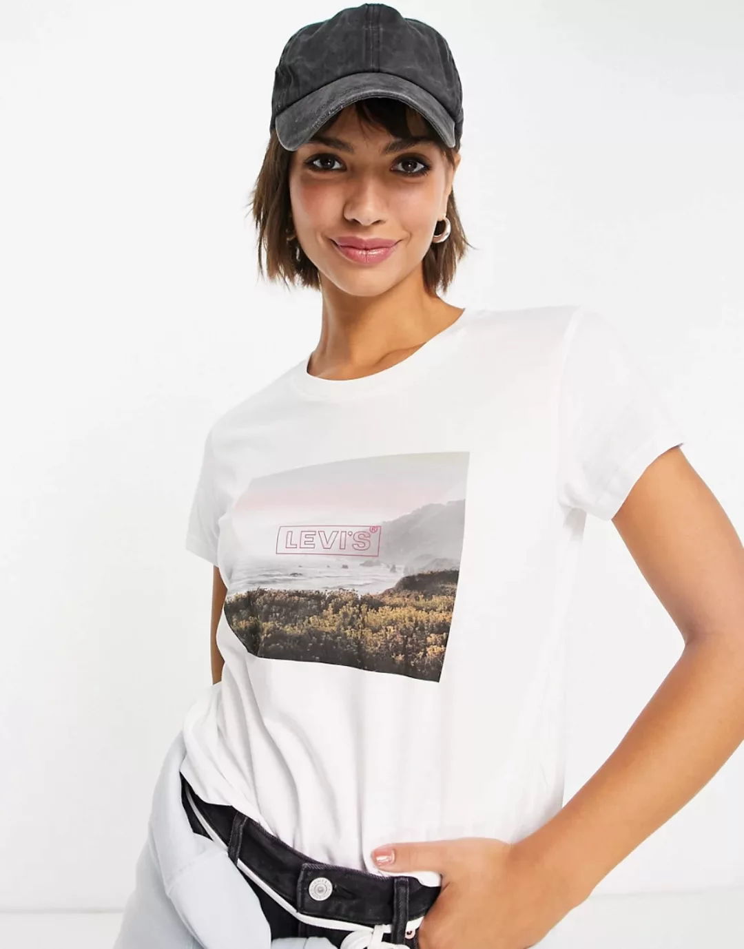 Levi's – T-Shirt in Weiß mit eckiger Grafik und Logo günstig online kaufen