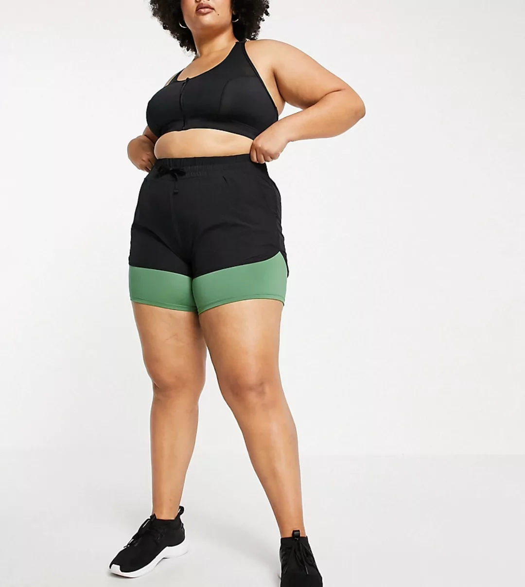 Simply Be – Active – Zweilagige Shorts in Schwarz-Mehrfarbig günstig online kaufen