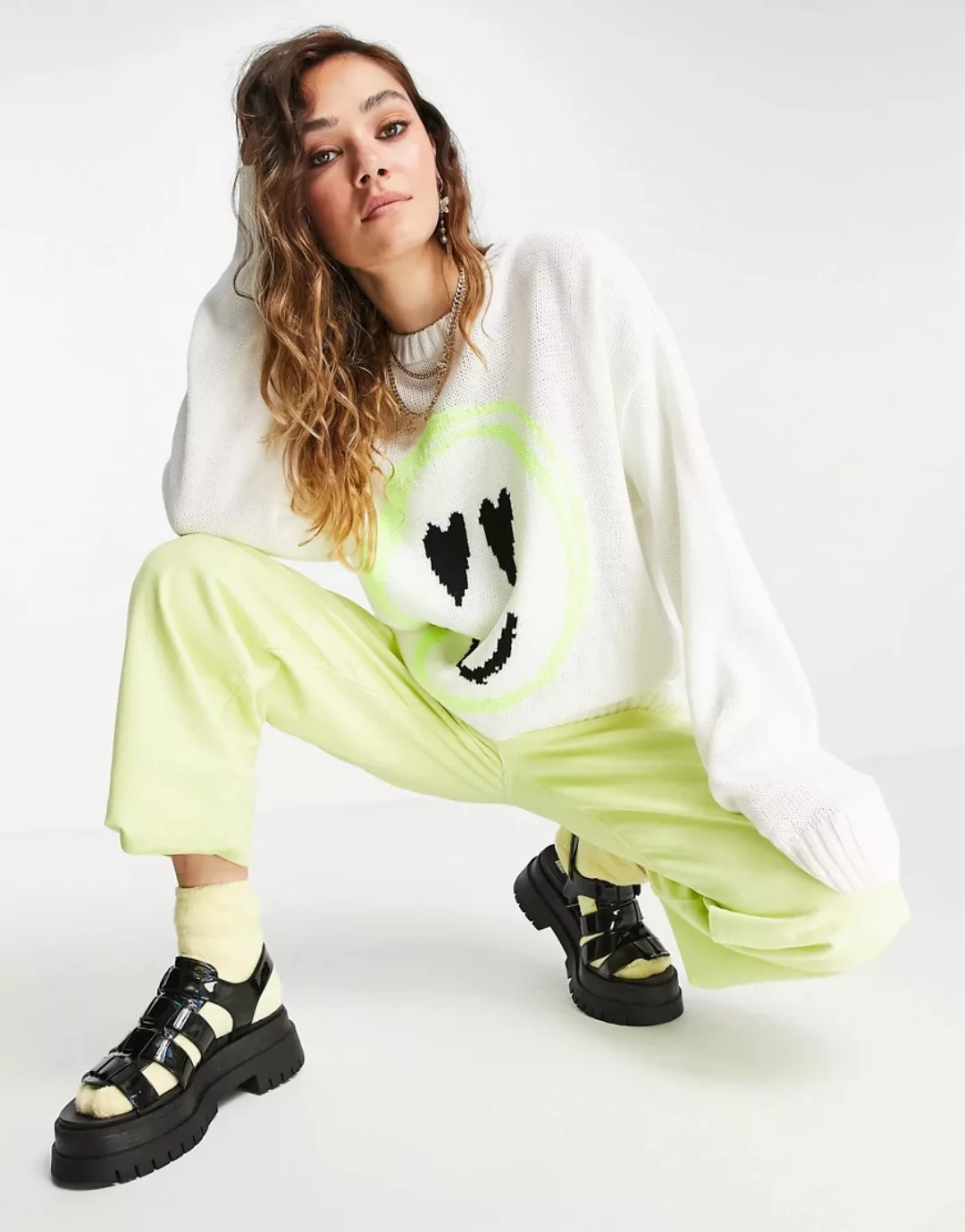 ASOS DESIGN – Pullover mit Gesichtsmotiv in Creme-Weiß günstig online kaufen