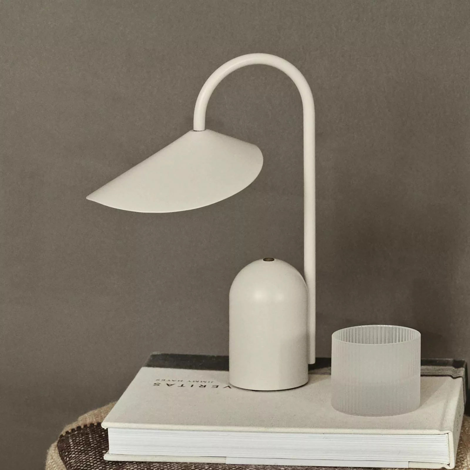 ferm LIVING LED-Akku-Tischleuchte Arum, beige, dimmbar, IP44 günstig online kaufen