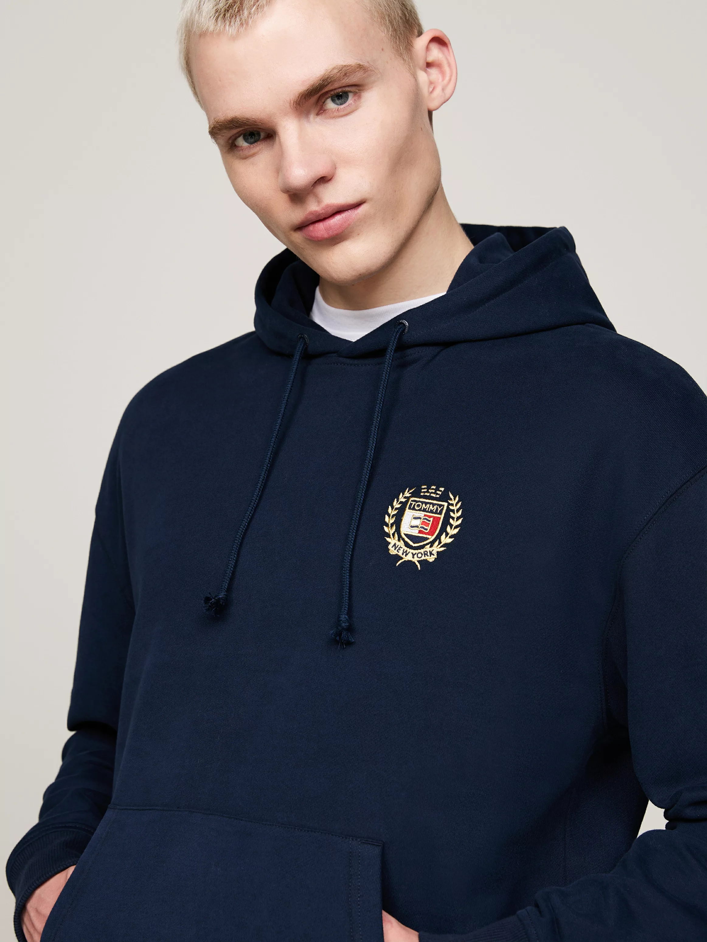 Tommy Jeans Sweatshirt TJM REG TJ FLAG CREST HOOD EXT besticktes Markenlogo günstig online kaufen