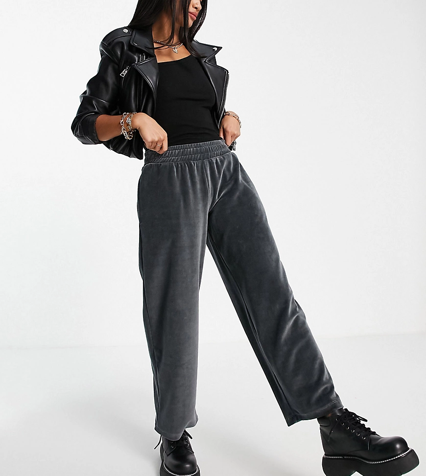 ASOS DESIGN Petite – Velours-Jogginghose in Anthrazit mit niedrigem Bund-Sc günstig online kaufen