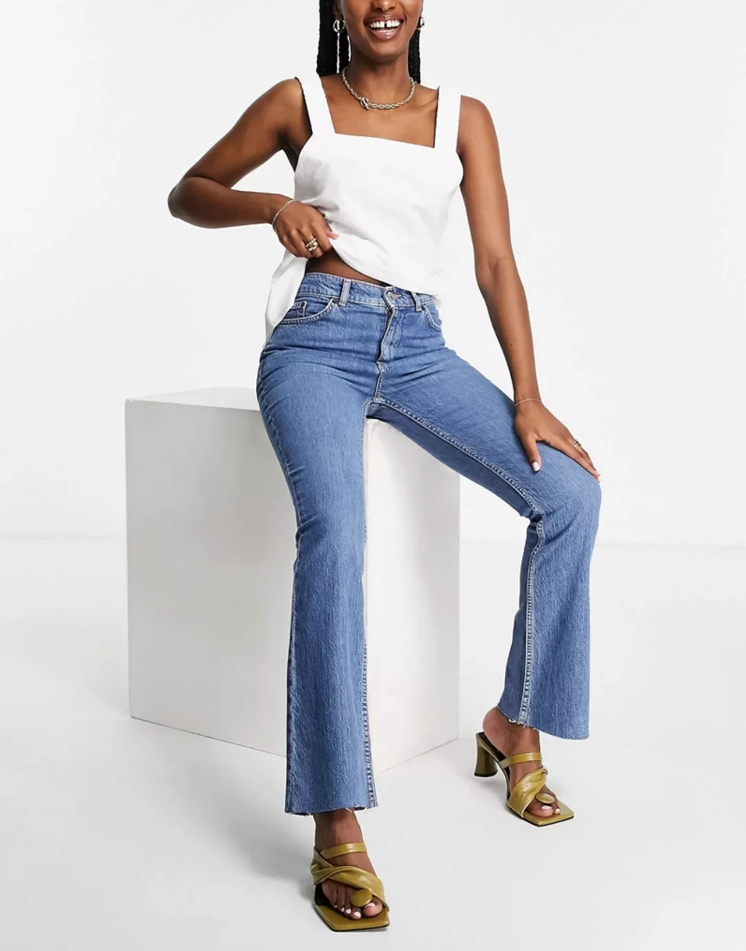 ASOS DESIGN – Stretch-Schlaghose mit hohem Bund im Stil der 70er-Jahre in m günstig online kaufen