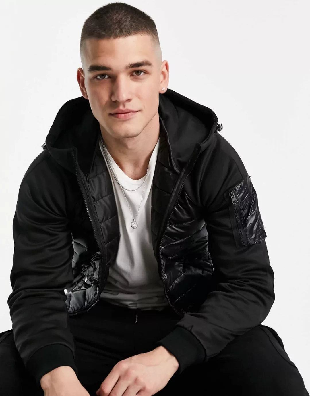 Jack & Jones – Essentials – Wattierte Jacke in stark glänzendem Schwarz günstig online kaufen