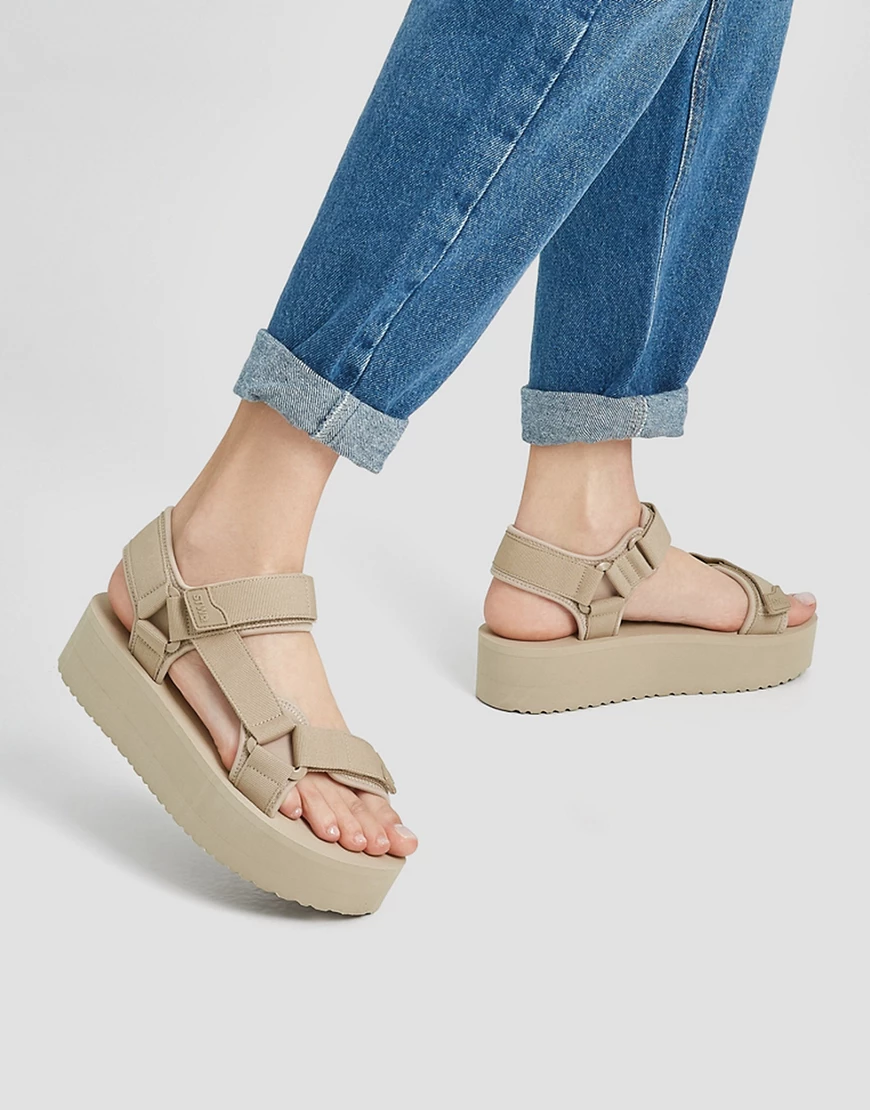 Pull&Bear – Flache, sportliche Utility-Sandalen mit Klettverschluss in Beig günstig online kaufen