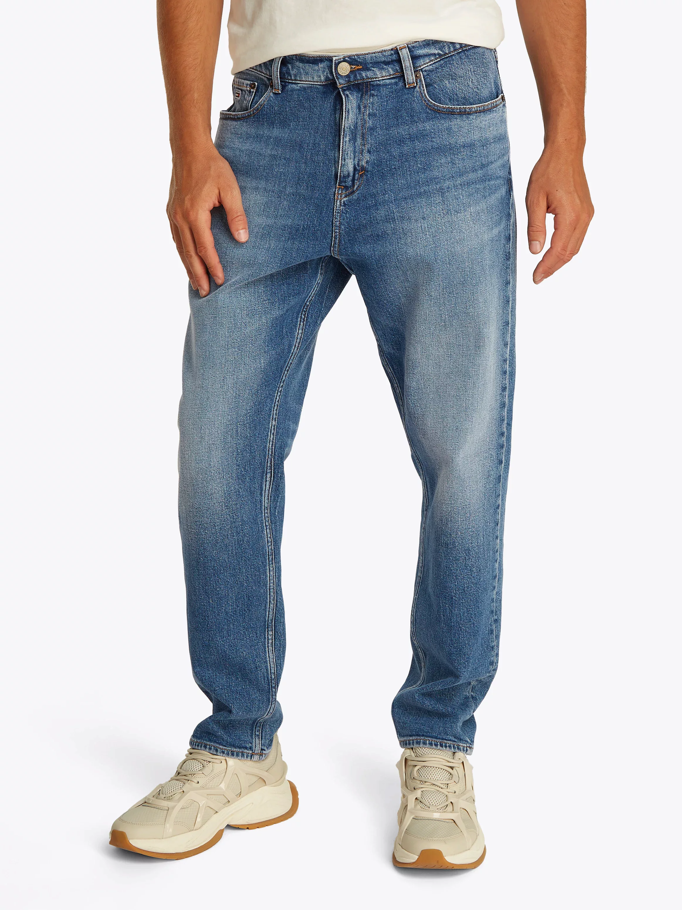 Tommy Jeans Gerade Jeans "Isaac Relaxed Tapered", Mit Gürtelschlaufen günstig online kaufen