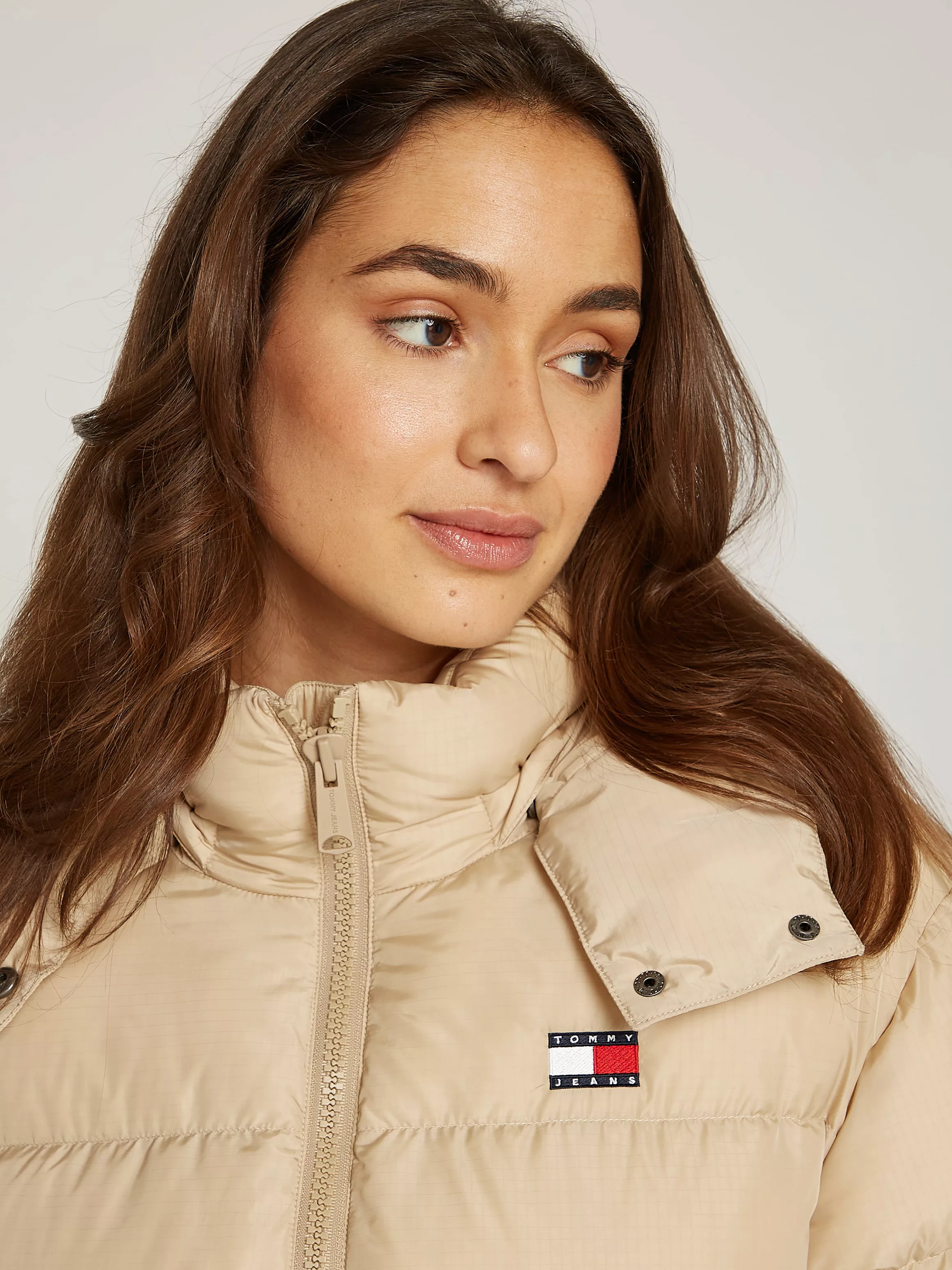 Tommy Jeans Steppjacke "TJW ALASKA PUFFER EXT", mit Kapuze, mit Logosticker günstig online kaufen