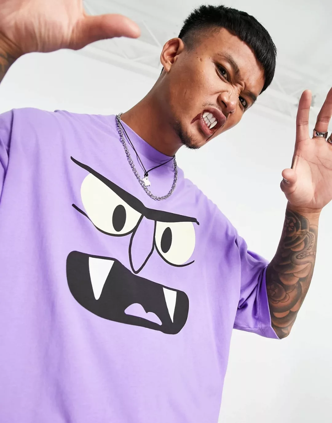 ASOS DESIGN – Halloween – Oversize-T-Shirt in leuchtendem Lila mit Monster- günstig online kaufen