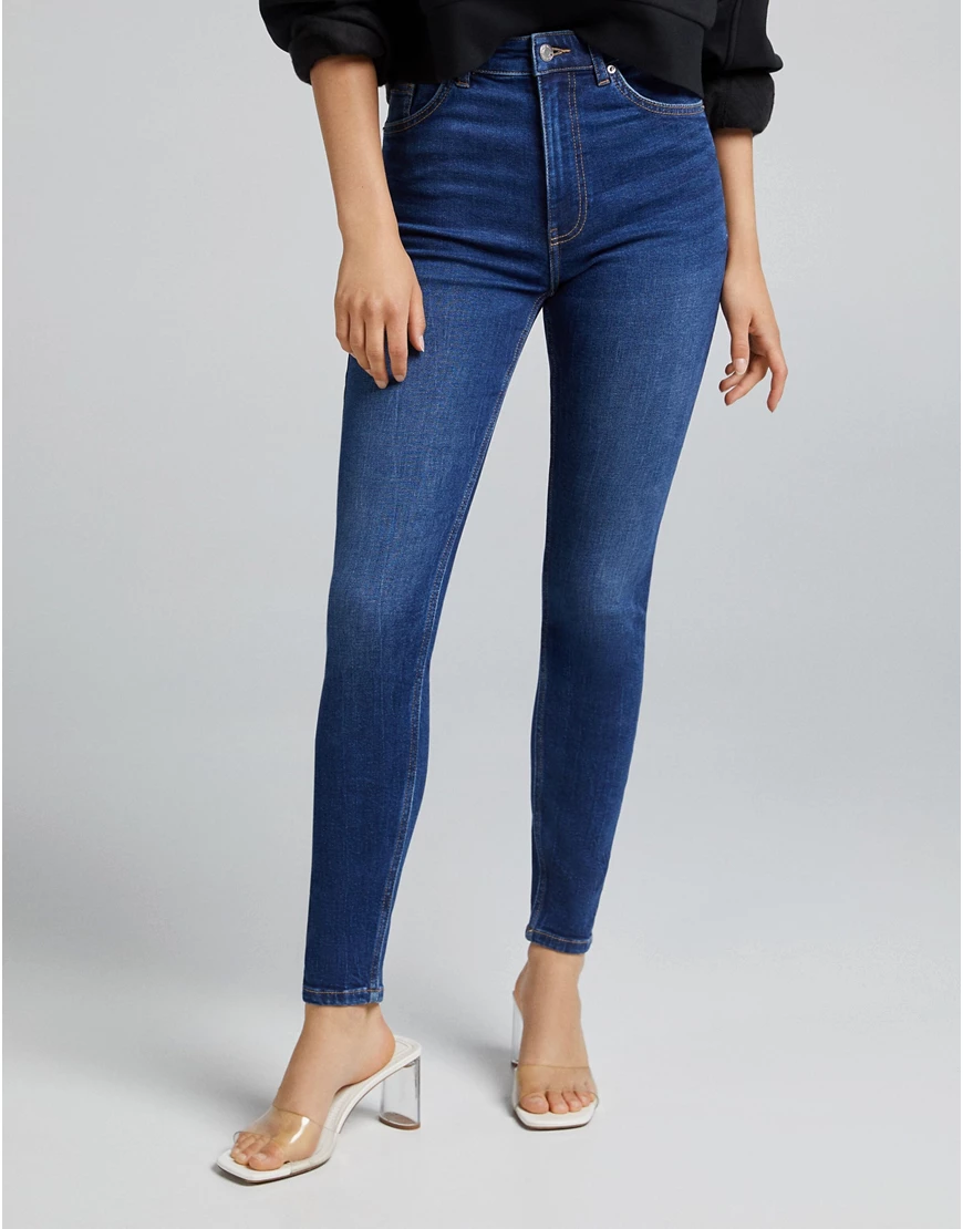 Bershka – Enge Jeans in Dunkelblau mit hoher Taille günstig online kaufen