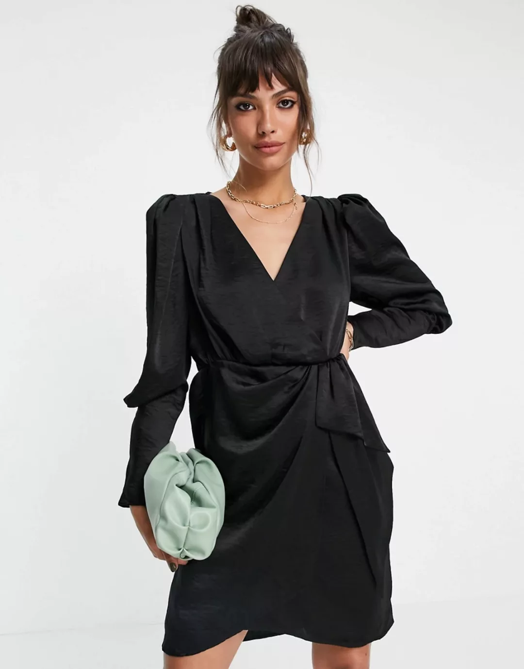 Vila – Wickelkleid aus Satin mit Ballonärmeln in Schwarz aus recycelten Mat günstig online kaufen