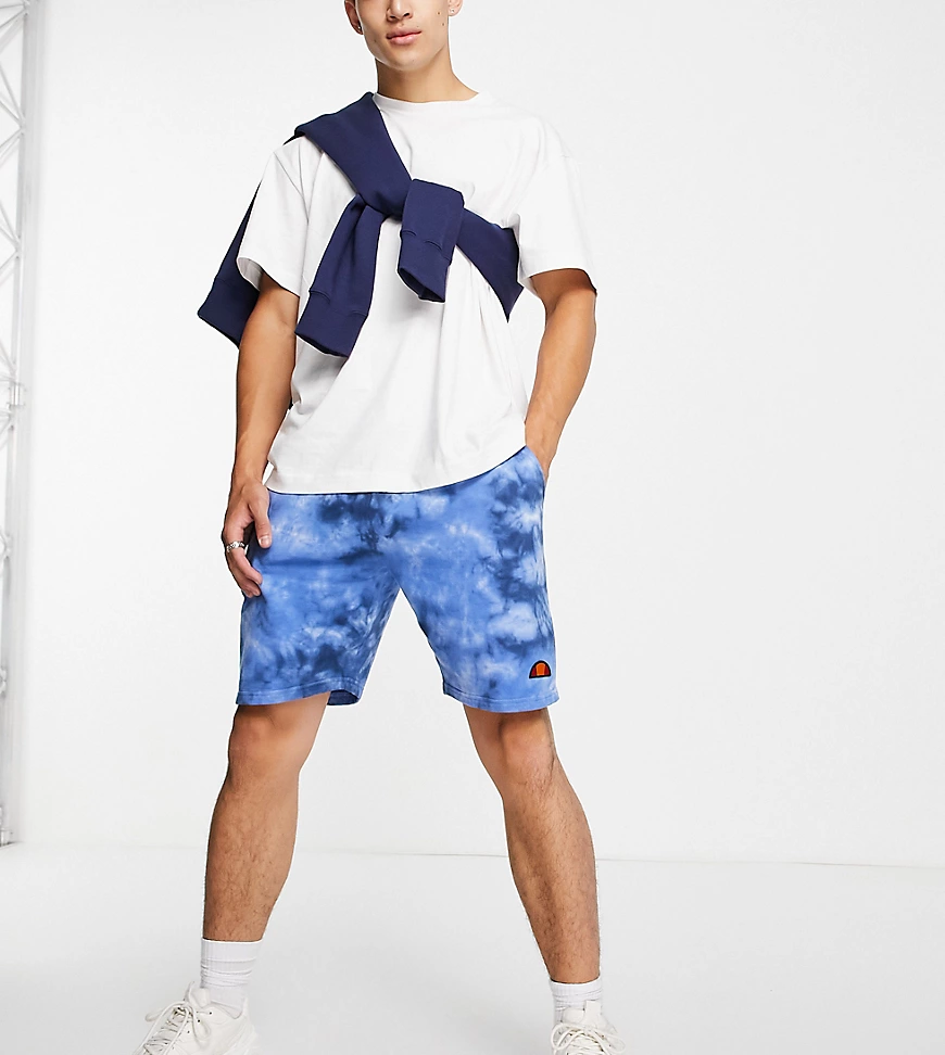 ellesse – Shorts in Blau mit Batikmuster günstig online kaufen