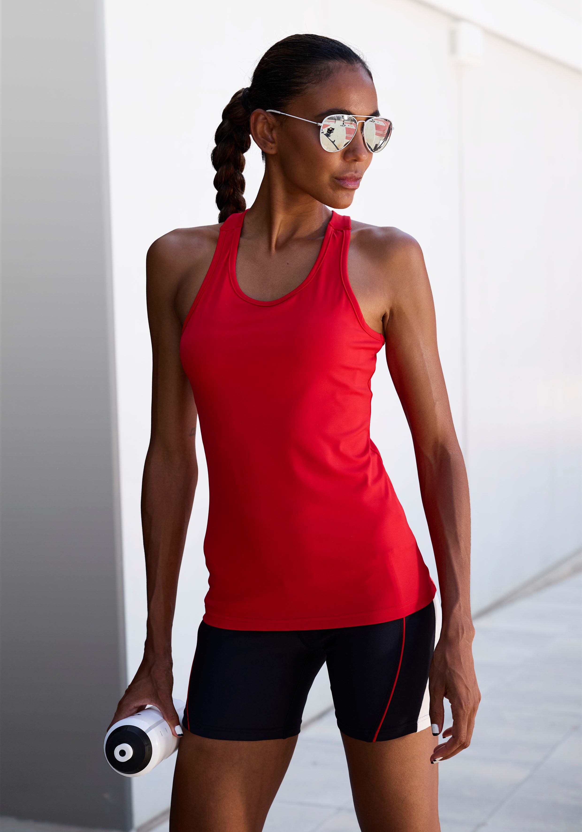 LASCANA ACTIVE Sporttop, mit Racerback und Logo-Badge günstig online kaufen