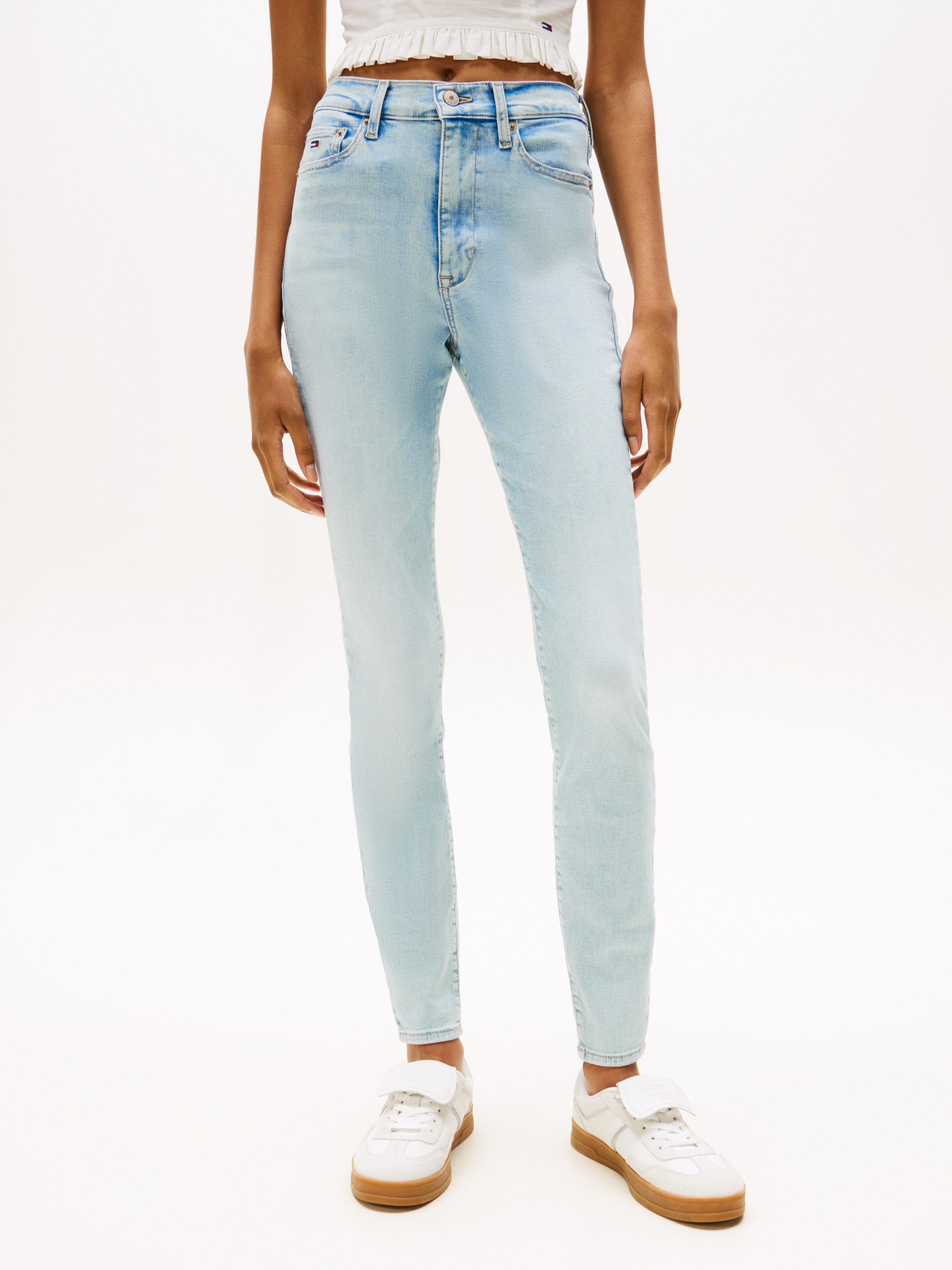 Tommy Jeans Bootcut-Jeans "SYLVIA HGH FLR", Weite Beinform und Logo Sticker günstig online kaufen