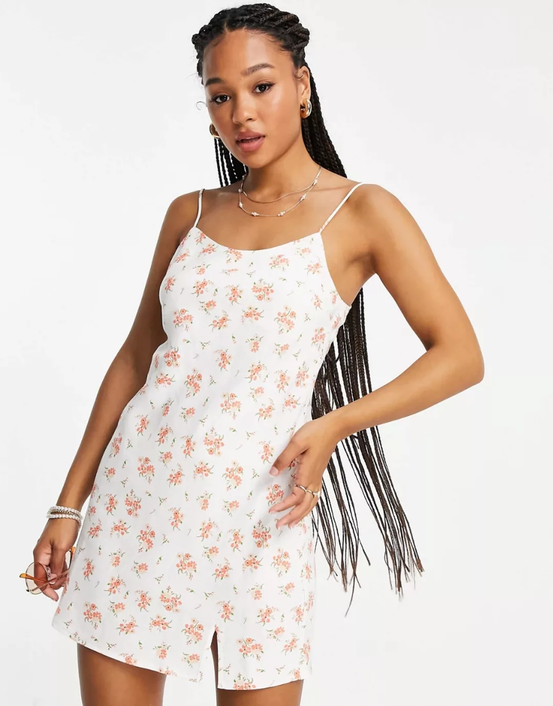 ASOS DESIGN – Mini-Trägerkleid in Weiß geblümt-Mehrfarbig günstig online kaufen