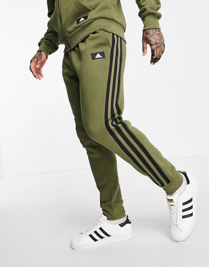 adidas –Jogginghose in Khaki mit drei Streifen-Grün günstig online kaufen