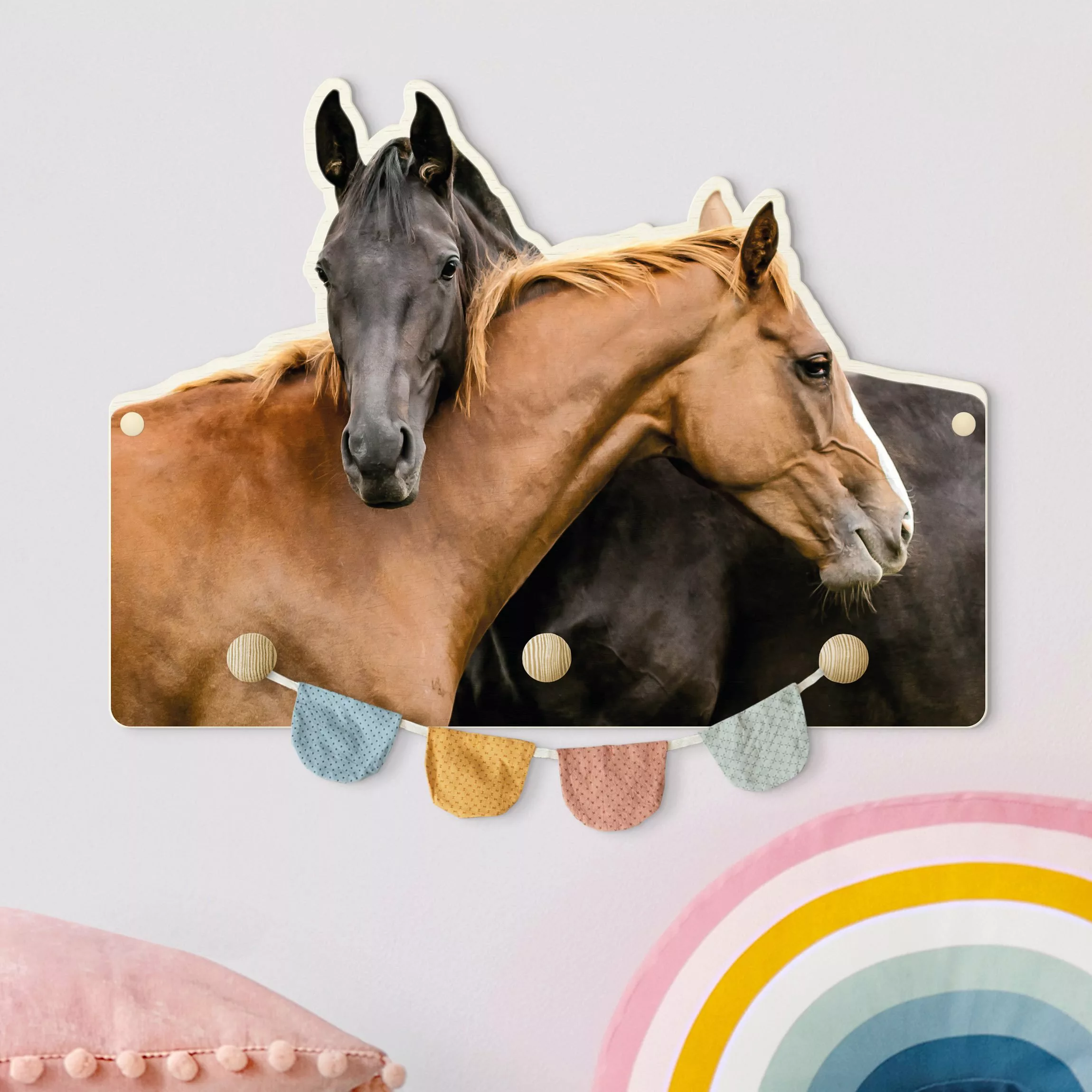 Kindergarderobe Holz Zwei kuschelnde Pferde günstig online kaufen