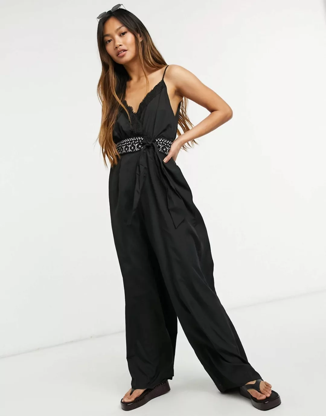 River Island – Tief ausgeschnittener Jumpsuit mit verzierter Taille in Schw günstig online kaufen