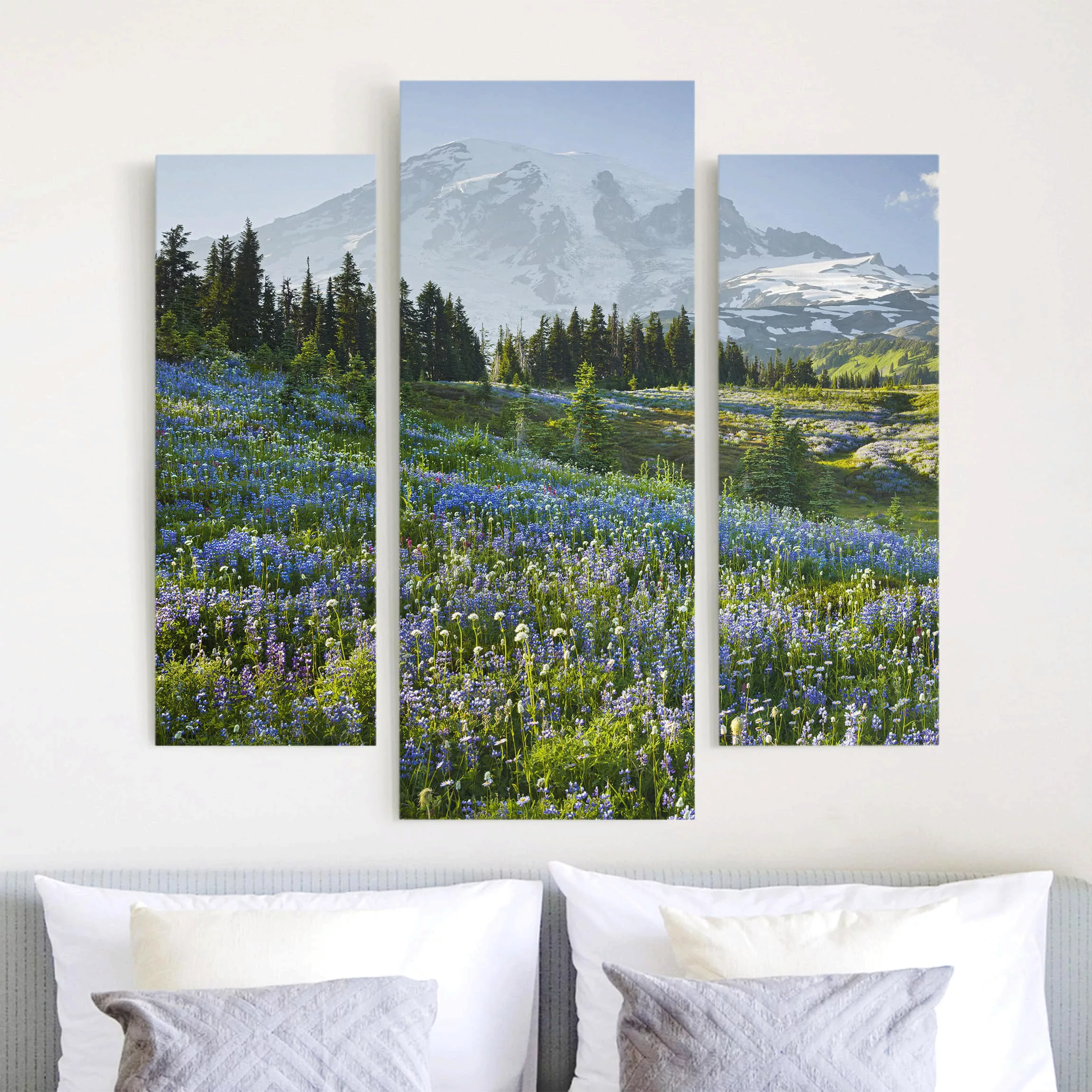3-teiliges Leinwandbild Berg - Querformat Bergwiese mit blauen Blumen vor M günstig online kaufen