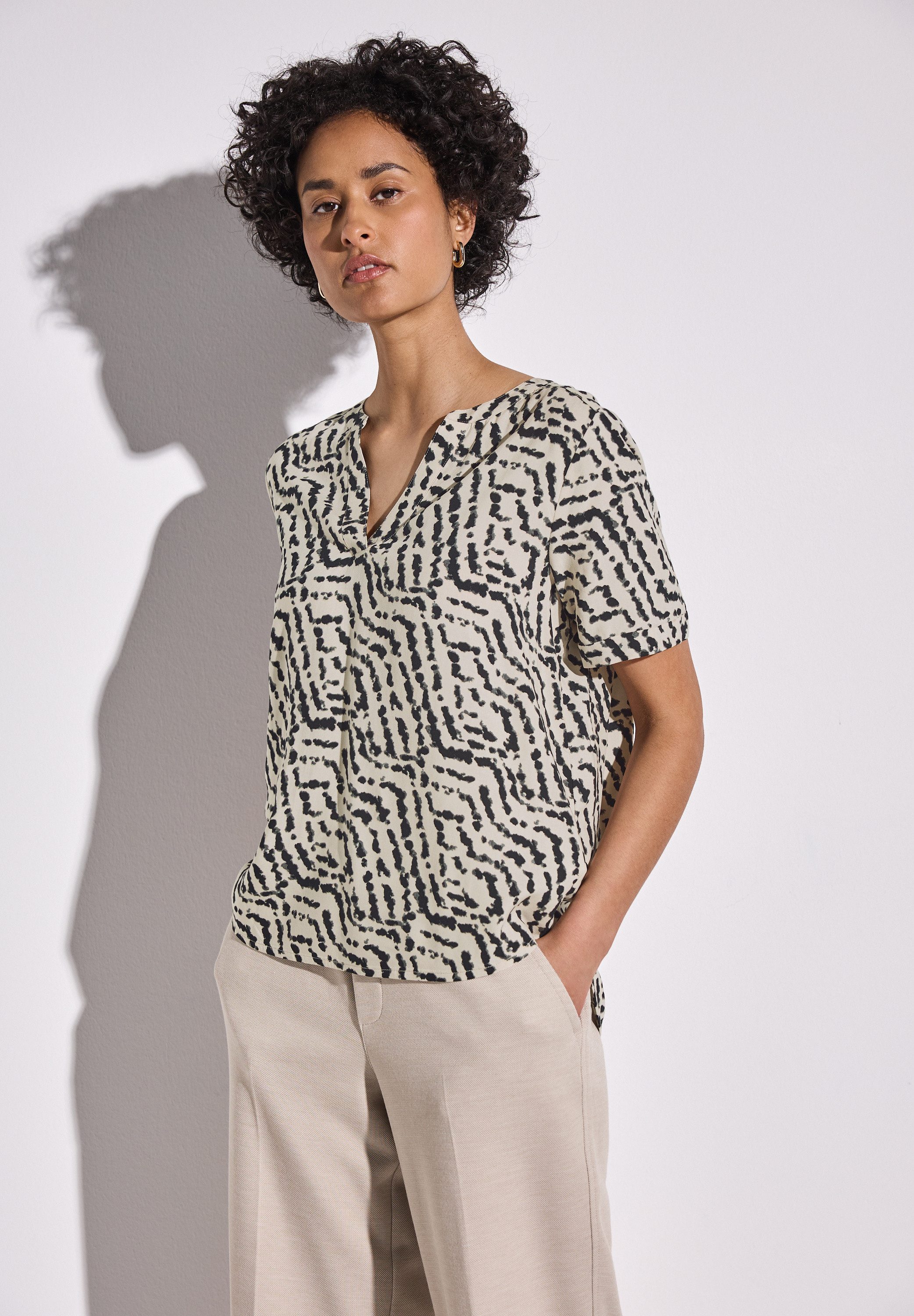 STREET ONE Shirtbluse, mit geschlitztem Rundhalsausschnitt günstig online kaufen