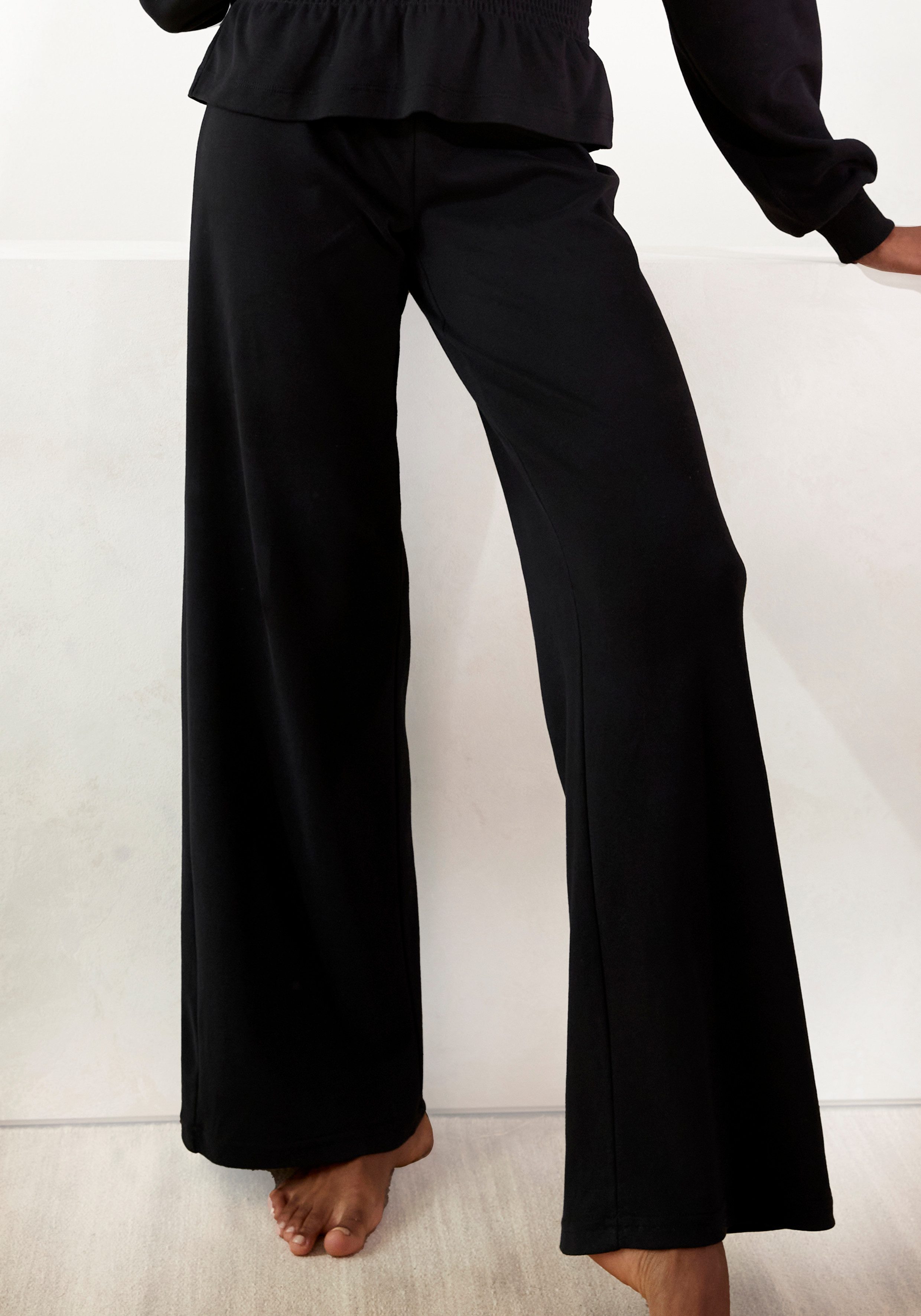 LASCANA Sweathose, mit ausgestelltem Bein, Loungewear günstig online kaufen