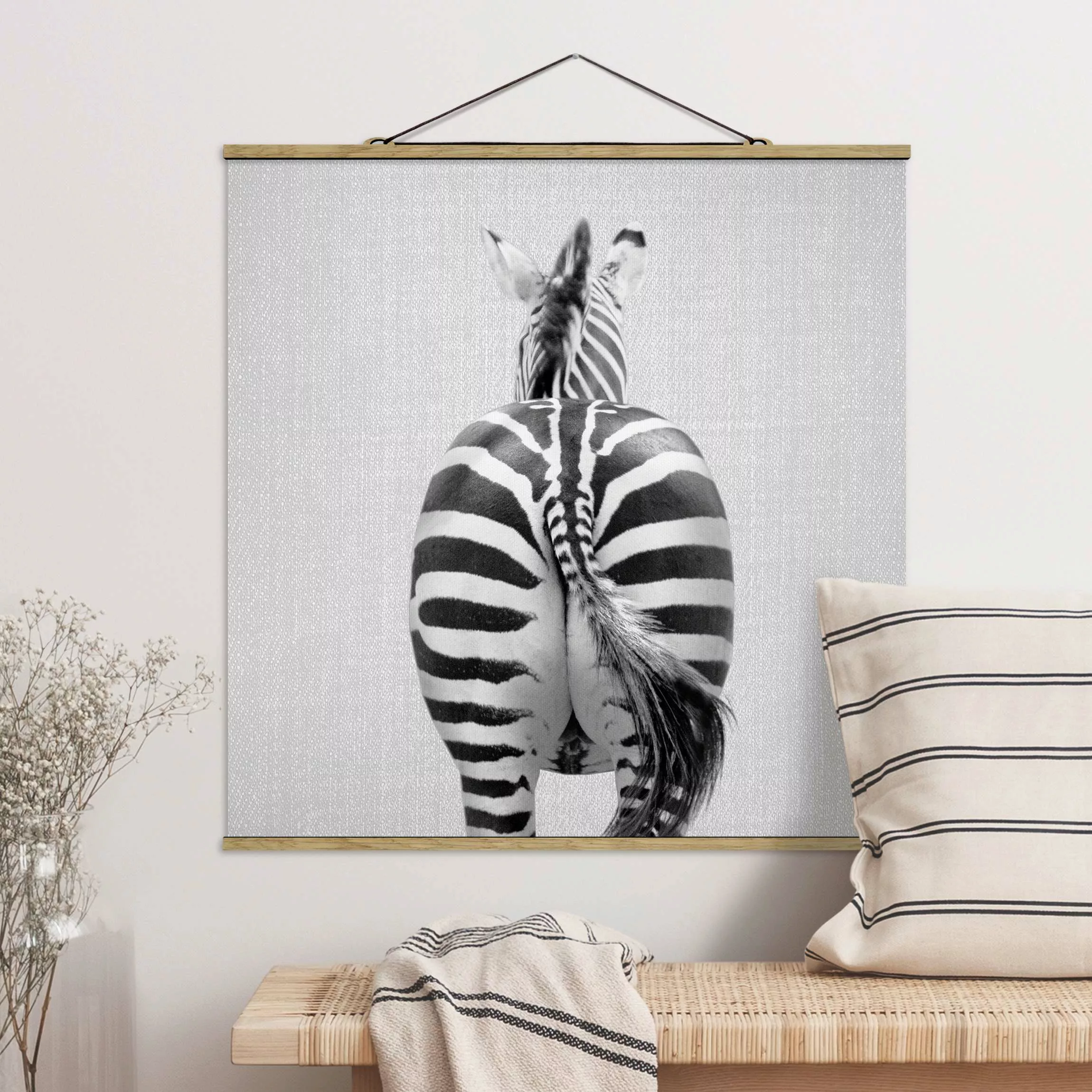 Stoffbild mit Posterleisten Zebra von hinten Schwarz Weiß günstig online kaufen