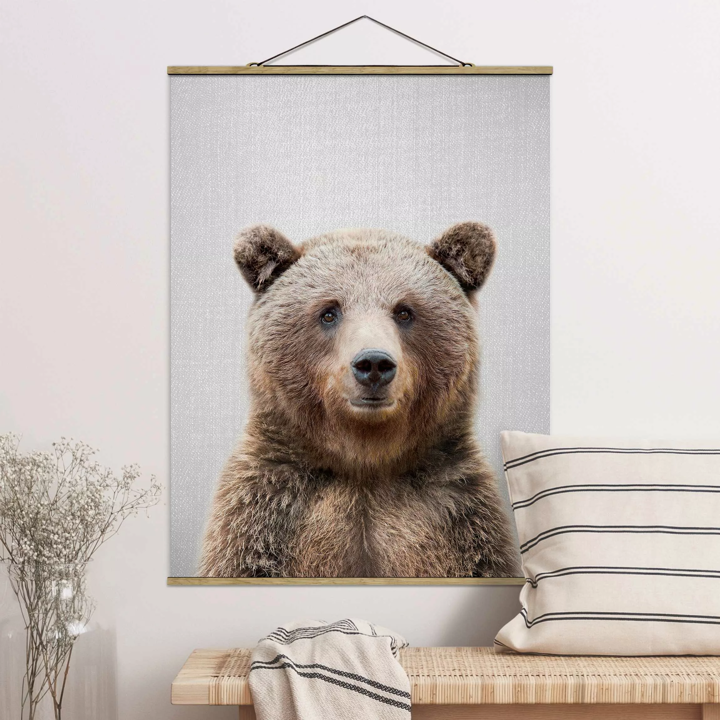 Stoffbild mit Posterleisten Grizzlybär Gustel günstig online kaufen