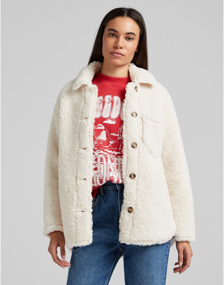 Bershka – Hemdjacke aus Teddyfell in Ecru mit Taschendetail-Neutral günstig online kaufen