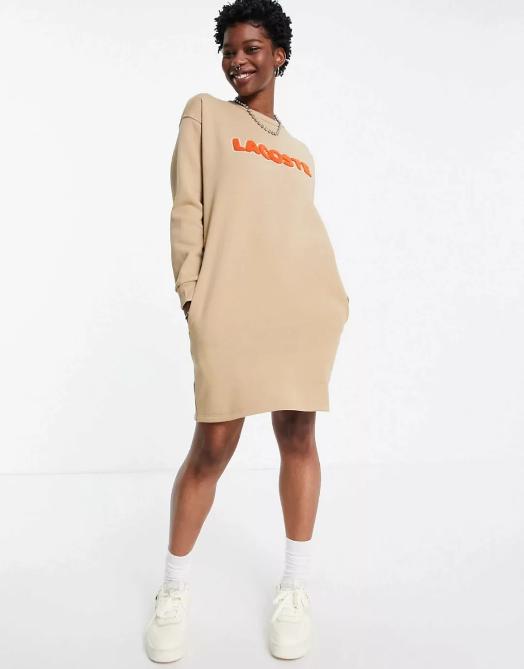 Lacoste – Hochgeschlossenes Pulloverkleid in Beige mit Logo-Neutral günstig online kaufen