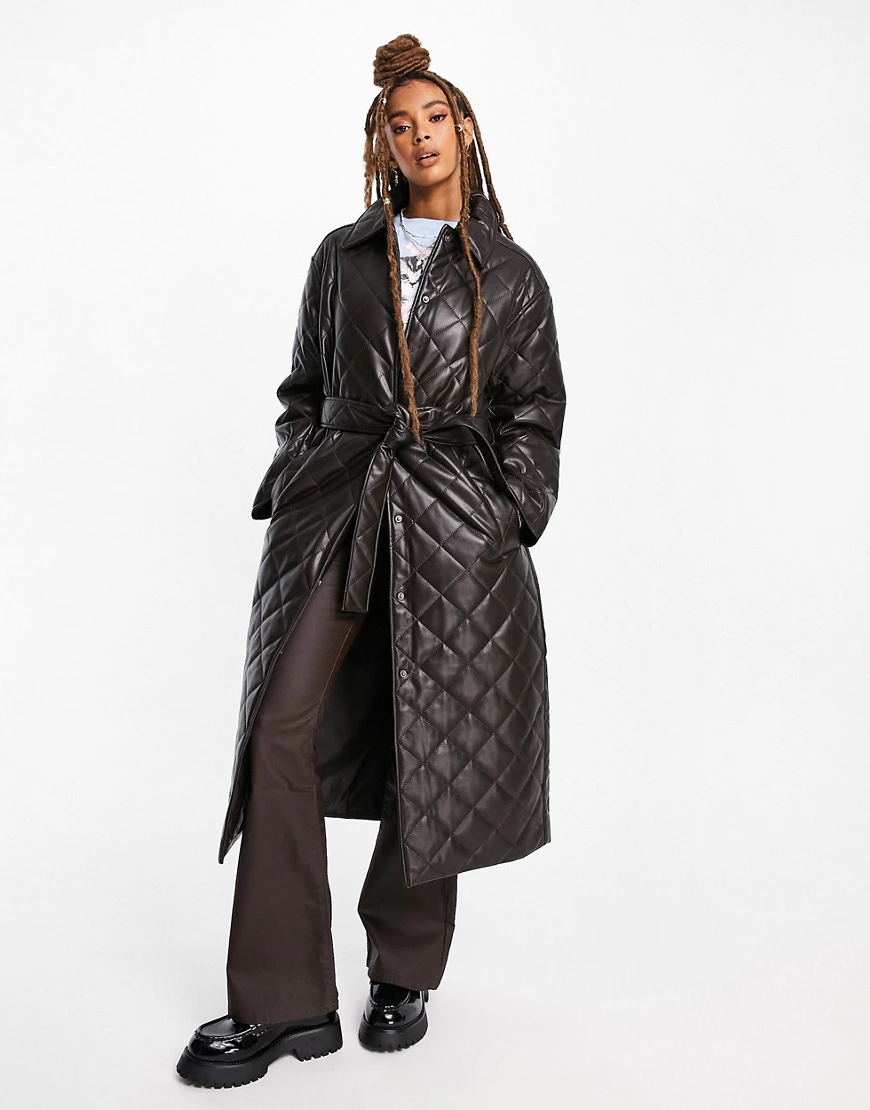 ASOS DESIGN – Hero – Gesteppter Trenchcoat im Leder-Look in Braun günstig online kaufen