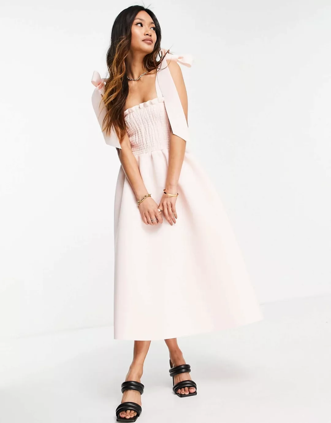 ASOS DESIGN –Gerafftes Midi-Abschlussballkleid in Zartrosa mit Schulterschn günstig online kaufen