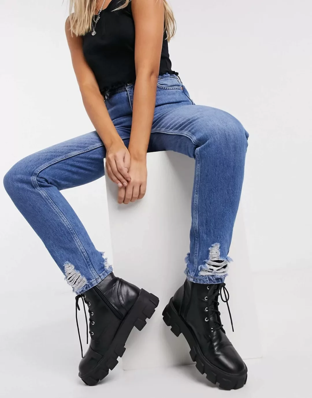 Topshop – Mom-Jeans mit doppelten Knierissen in verwaschenem Mittelblau günstig online kaufen