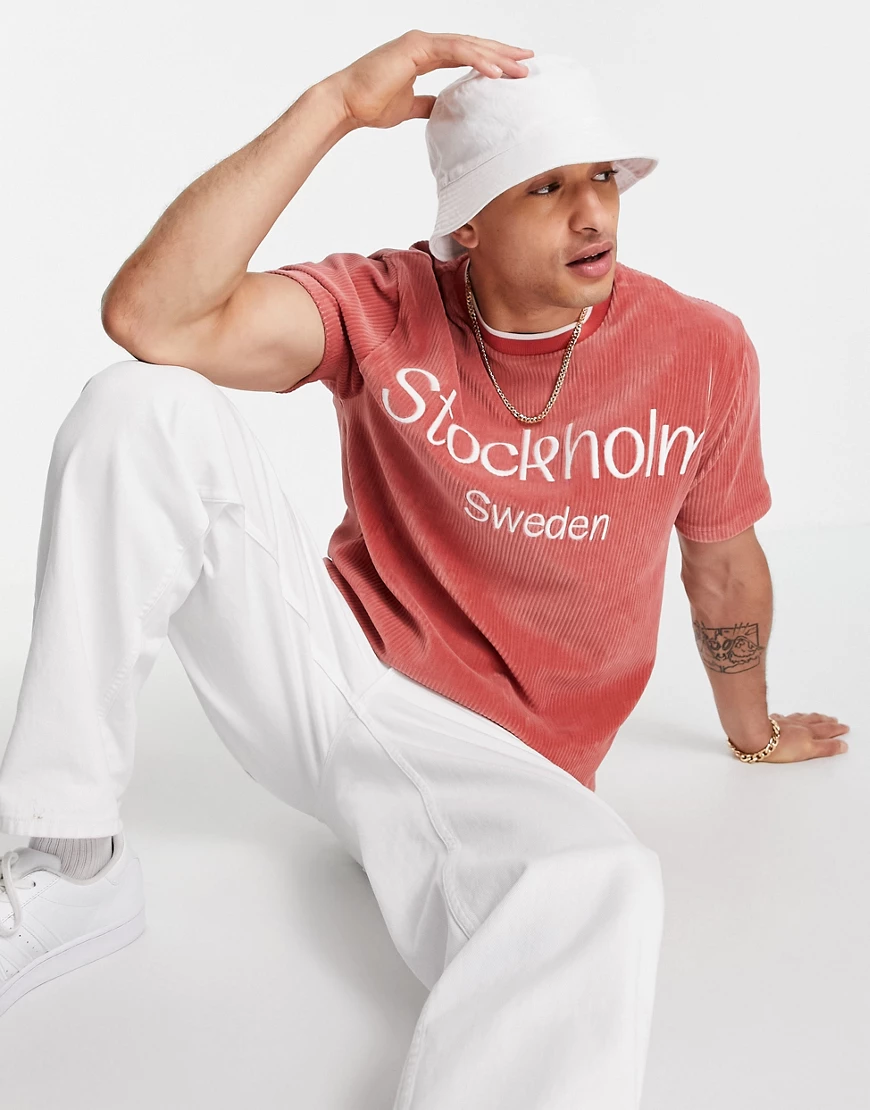 ASOS DESIGN – Oversize-T-Shirt aus geripptem Velours in Rot mit Stockholm-C günstig online kaufen