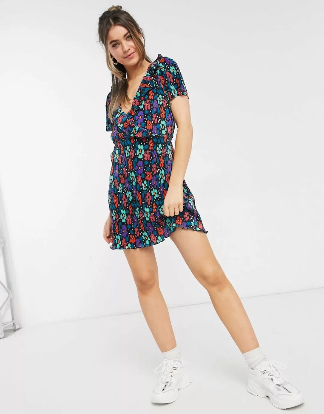 ASOS DESIGN – Plissiertes Mini-Wickelkleid mit Rüschenbesatz und Blumenmust günstig online kaufen