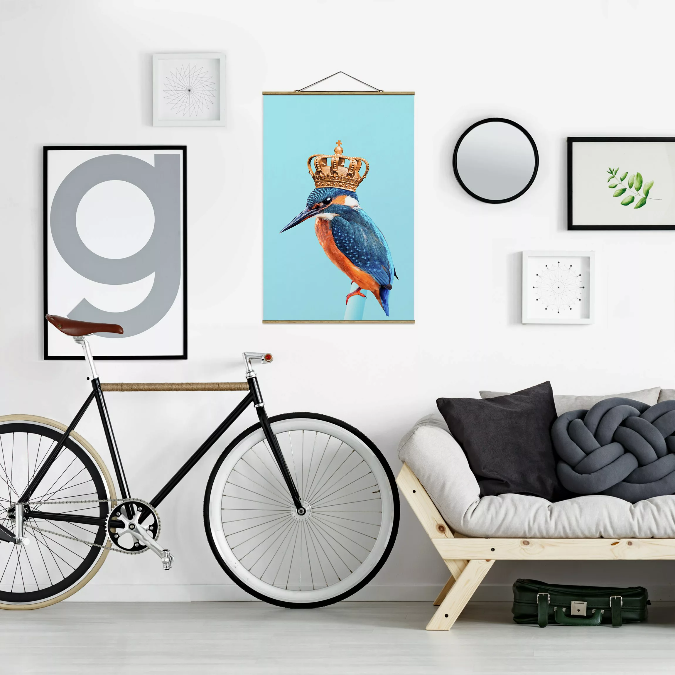 Stoffbild Tiere mit Posterleisten - Hochformat Eisvogel mit Krone günstig online kaufen