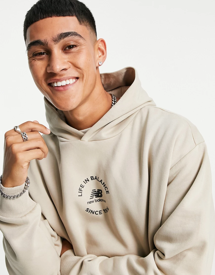 New Balance – Kapuzenpullover in Hellbeige mit „Life in Balance“-Print-Neut günstig online kaufen