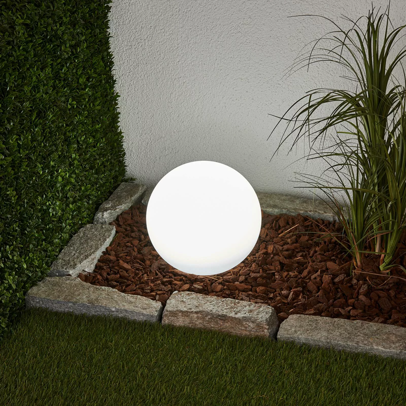 Lindby LED-Solarlampe Lago, Ø 25 cm, Kugel, Erdspieß, weiß günstig online kaufen