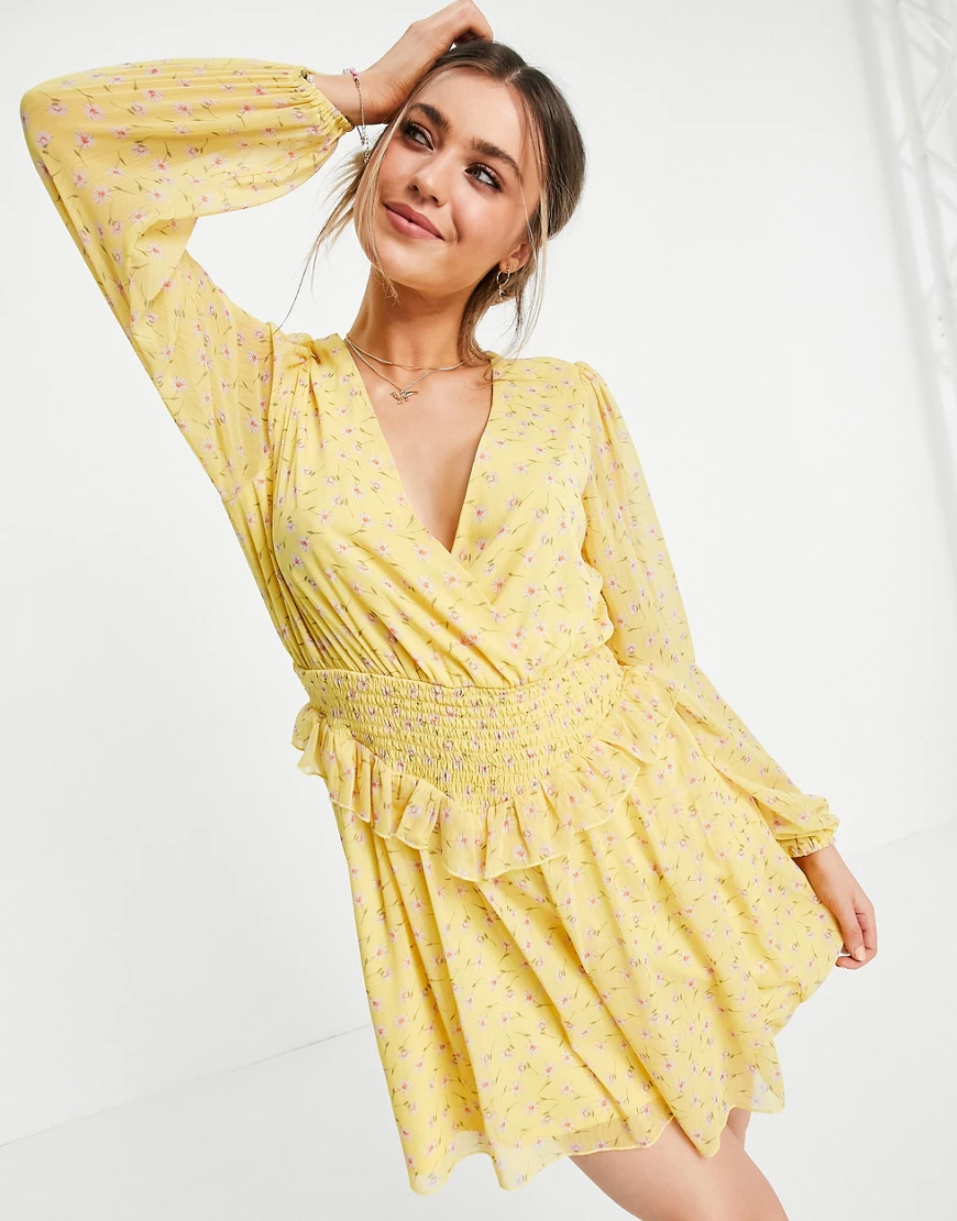 ASOS DESIGN – Kurzes Skater-Kleid in Gelb geblümt mit Raffung und Wickeldes günstig online kaufen