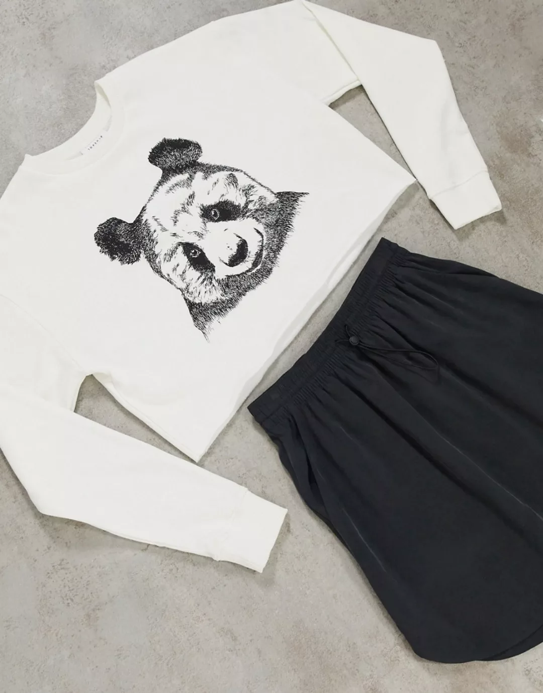 Topshop – Kurz geschnittenes Sweatshirt in Creme mit Pandamotiv-Weiß günstig online kaufen